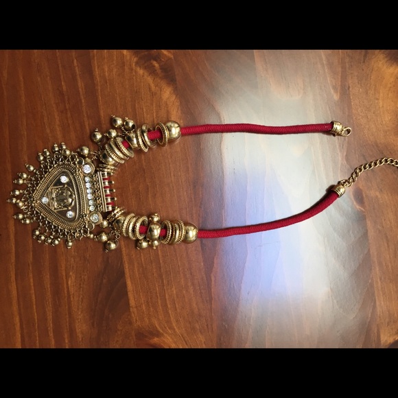 Necklace on red velvet rope - Picture 4 of 5